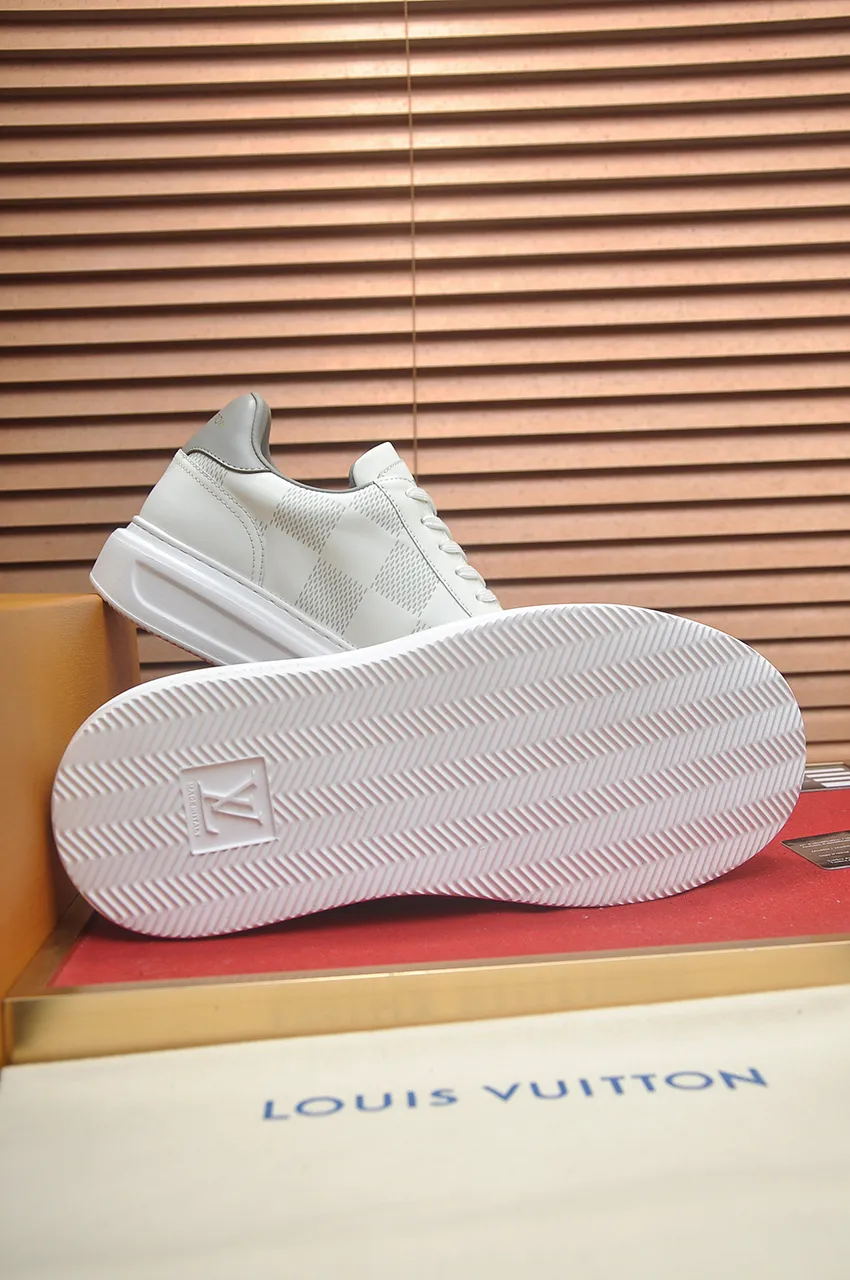 Men's men's shoes 💰640💶Original development, quality shipping, welcome to compare - LV sneaker series sports shoes introduce the loose silhouette of the ready-to-wear series into the spring and summer men's wear shows and make an eye-catching appearance. The cow leather upper is combined with rough fabric laces, and colorful beading highlights the brand's classic elements. LV letters mark the tongue and Monogram floral outsole. Mixed materials Made of top-grain cowhide, thick shoelace design, large Monogram print on the side, mesh lining and cotton feet, the comfort is as extreme as ever, premium heritage, quality first, worth owning! Size: Men’s 38-45 (45 is custom-made and cannot be returned or exchanged)
